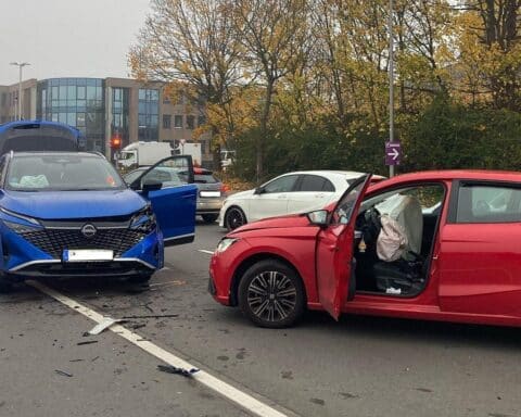 Verkehrsunfall mit zwei Verletzten und hohem Sachschaden in Monheim am Rhein.
