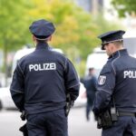 Polizisten im Einsatz, betroffen von bewaffnetem Straßenraub in Emsdetten, Zeugen gesucht.