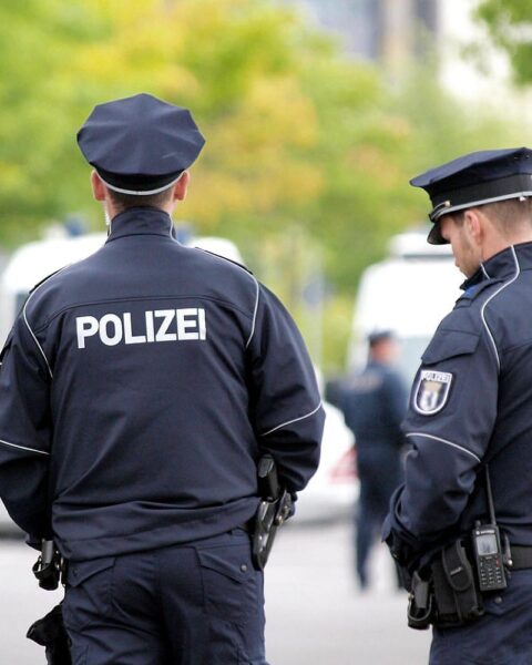 Polizisten bei einer Einsatztätigkeit in Unterfranken, Symbolbild für Sicherheitslage und Kriminalität.