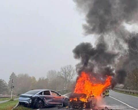 Schwerer Verkehrsunfall: brennendes Fahrzeug, Polizei vor Ort, Einsatzkräfte löschen, verletzte Personen.