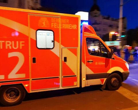 Rettungswagen am Unfallort nach schwerem Verkehrsunfall mit BMW bei Jena.