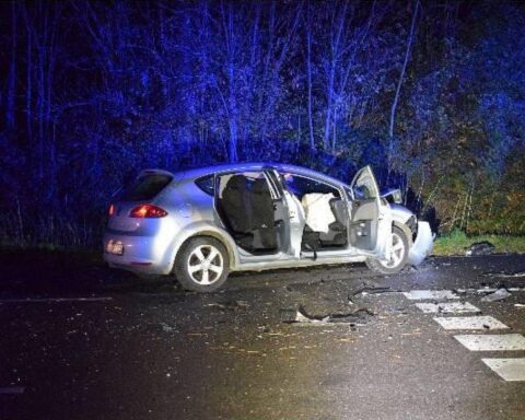 Zwei schwer beschädigte Autos nach Unfall, Rettungswagen und Polizei vor Ort.