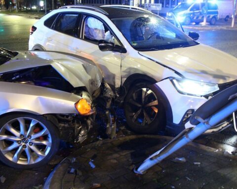 Verkehrsunfall an Kreuzung: Gesperrte Straße, beschädigte Autos, Polizeiarbeit und Unfallaufnahmemaßnahmen.