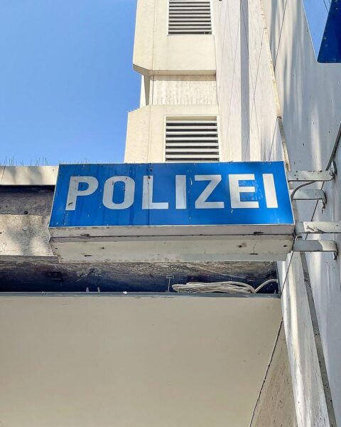 Verkehrsunfall auf Autobahn, Einsatz von Rettungshubschrauber und Polizei vor Baustelle.