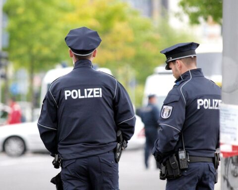 Polizisten ermitteln nach Unfallflucht: E-Scooter-Fahrerin schwer verletzt, unbekanntes Fahrzeug gesucht.