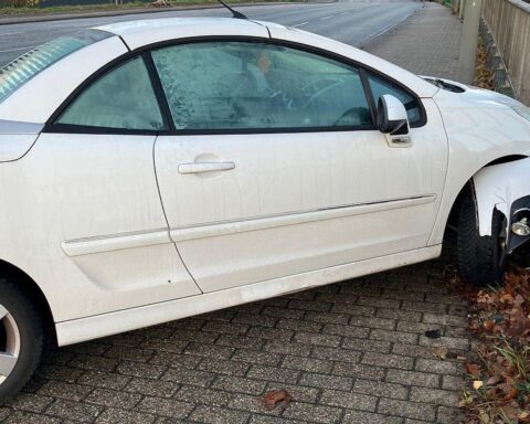Verkehrsunfall mit mehreren Fahrzeugen auf glatter Straße; Polizeiarbeit und Schäden sichtbar.