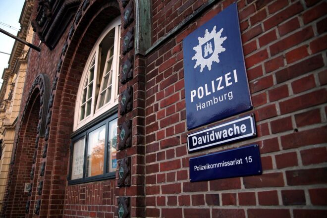 Sieben Personen nach Plagiatsverkauf in Hamburg-St. Georg festgenommen