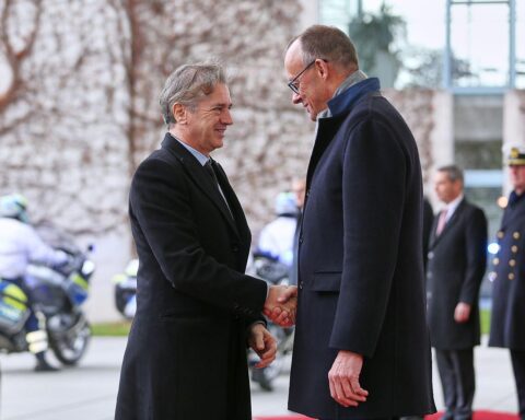 Robert Golob und Friedrich Merz diskutieren über Verteidigungsindustrie und technologische Zusammenarbeit in Berlin.