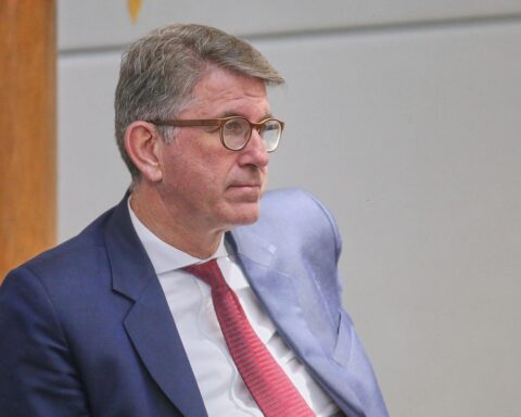 Wolfram Weimer spricht über politische Vorwürfe, während Markus Söder Distanz zeigt.