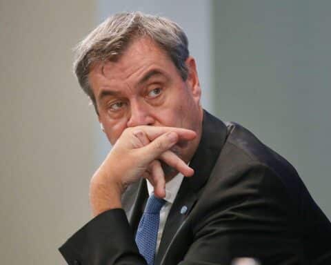 Markus Söder diskutiert AfD-Verbot, betont Bedeutung vernünftiger Politik gegen Extremismus.