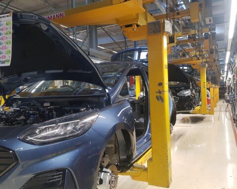 Politiker diskutieren Maßnahmen zur Förderung der Wirtschaft, Fokus auf Energiesenken und Industrieförderung.