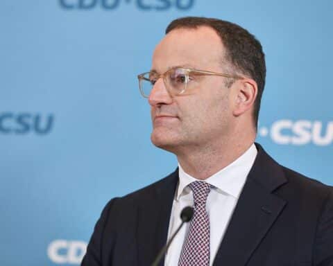Jens Spahn diskutiert Einigung im Rentenpaket, Koalitionsgespräche mit CDU/CSU-Abgeordneten im Vordergrund.