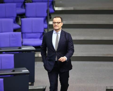 Jens Spahn diskutiert Rentenpaket, Umgehung von Konflikten zwischen CDU und Junge Union in Berlin.