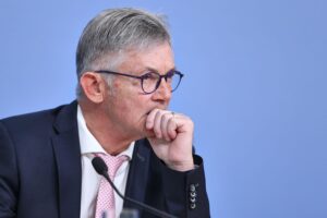 Ralph Spiegler präsentiert Rechtsgutachten zur kommunalen Finanzierung und Selbstverwaltung in Deutschland.