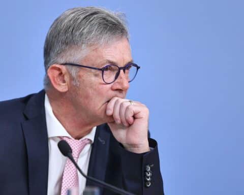 Ralph Spiegler präsentiert Rechtsgutachten zur kommunalen Finanzierung und Selbstverwaltung in Deutschland.