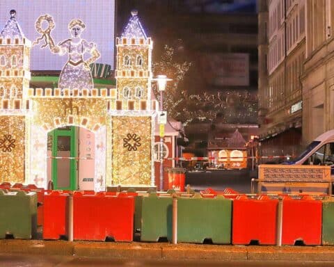 Weihnachtsmarkt, Sicherheitsmaßnahmen, hohe Kosten, Terrorabwehr, politische Diskussion, Weihnachtsstimmung, Herausforderungen für Veranstalter.