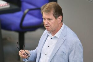 Stegner fordert Aufklärung von Weimer Ralf Stegner fordert Transparenz und Verantwortung von Kulturstaatsminister Wolfram Weimer bezüglich geschäftlicher Aktivitäten.