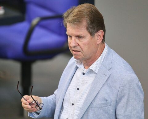 Ralf Stegner fordert Transparenz und Verantwortung von Kulturstaatsminister Wolfram Weimer bezüglich geschäftlicher Aktivitäten.