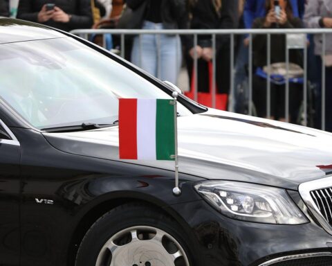 Staatskarosse mit italienischer Fahne vor Schloss Bellevue, Symbol für deutsch-italienische Zusammenarbeit.