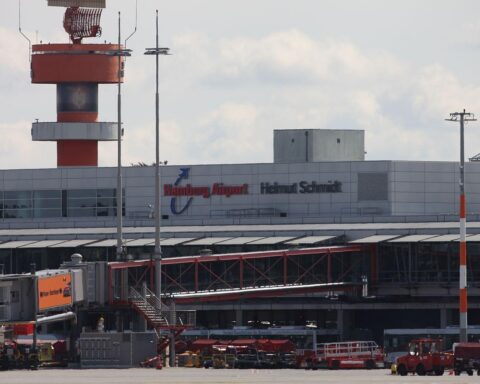 Ein Bild des Hamburger Flughafens mit Passagieren und Sicherheitskontrollen.