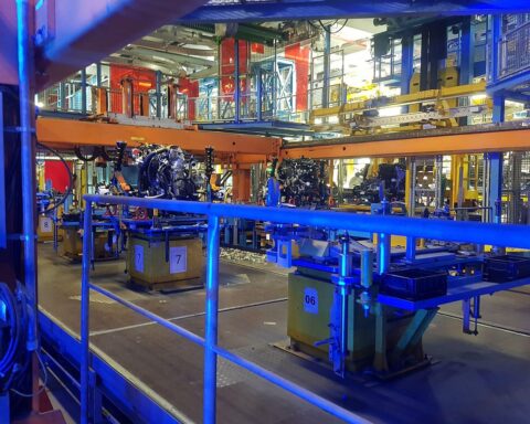 Grafik mit sinkendem Ifo-Geschäftsklimaindex, Unternehmen in Deutschland, düstere wirtschaftliche Aussichten.