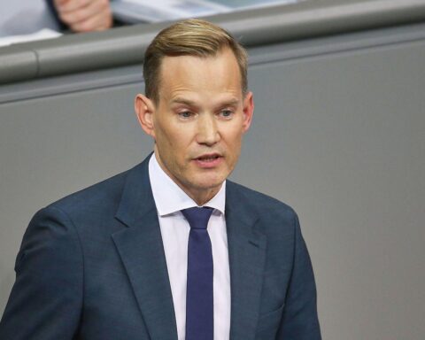 Hendrik Streeck diskutiert medizinische Versorgung älterer Menschen und fordert menschliche Werte im Gesundheitssystem.