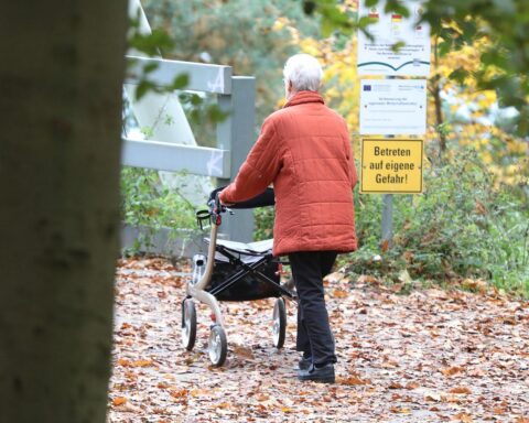 Seniorin im Fokus, diskutiert über teure Medikamente für alte Menschen und Gesundheitsentscheidungen.