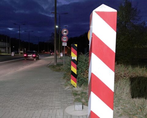 Bild der deutsch-polnischen Grenze symbolisiert Zusammenarbeit in Asylangelegenheiten und Migration.