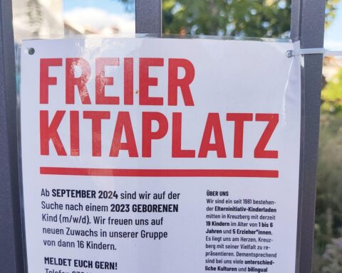 Engpass bei Kitaplätzen: Überfüllte Kitas, ahnungsvolle Eltern, verzweifelte Kinder in Deutschland.