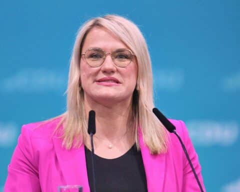 Christina Stumpp kritisiert BPB-Auszug von X/Twitter; plädiert für politische Bildung auf allen Plattformen.