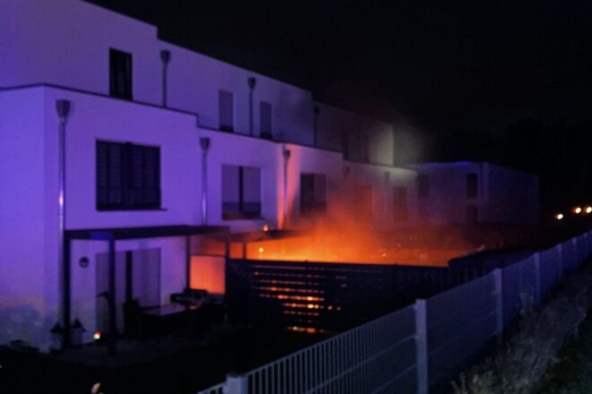 Terassenbrand in Paderborn greift auf Wohnhaus über