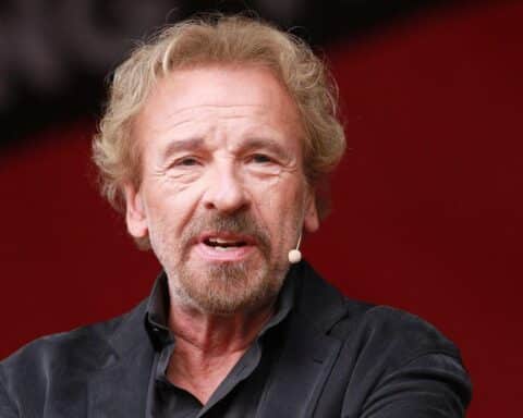 Thomas Gottschalk, ernst dreinblickend, reflektiert über seine Krebserkrankung und Behandlung.