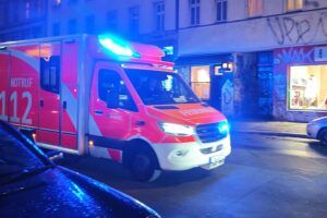 Rettungswagen vor einem Betriebsgelände, symbolisiert tragischen Arbeitsunfall mit einem Gabelstapler.