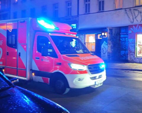 Rettungswagen vor einem Betriebsgelände, symbolisiert tragischen Arbeitsunfall mit einem Gabelstapler.