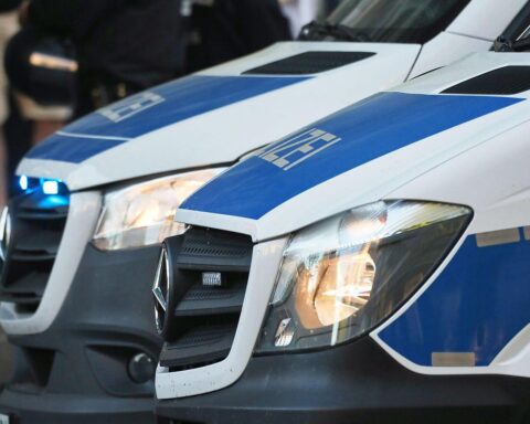 Ein schwerer Verkehrsunfall auf Autobahn mit Notfälleneinsatz und Polizei. Traurige Szenerie.