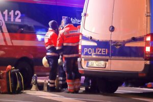 Wohnhausbrand in Hersbruck: Feuerwehr und Polizei am Einsatzort; tragischer Tod eines Mieters.