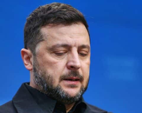 Selenskyj steht vor schwierigen Entscheidungen: Frieden oder Gebietsverlust für die Ukraine.