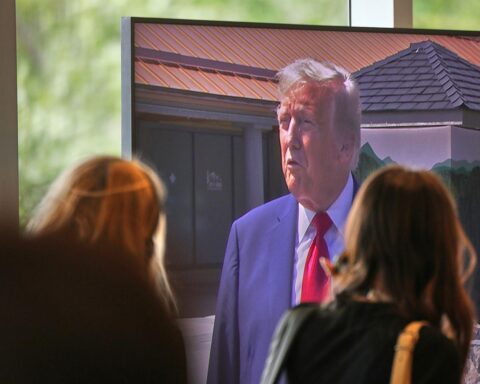 Trump kündigt Ermittlungen gegen Epstein-Verbindungen und attackiert Demokraten in Eskalation der Affäre.