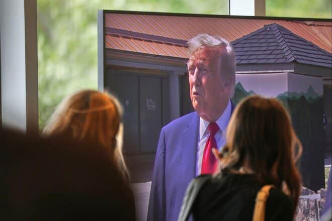 Trump bringt Epstein mit Bill Clinton und anderen in Verbindung