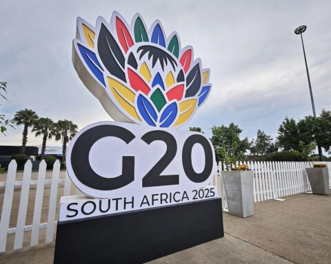 Trump verkündet Stopp der Einladungen und Zahlungen an Südafrika wegen Menschenrechtsverletzungen.