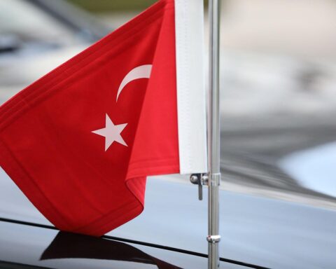 Fahne der Türkei, Proteste, politische Spannungen, Ekrem Imamoglu, Justizsystem, Oppositionspolitiker.