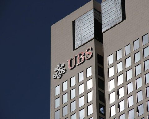 UBS überträgt Pensionsverpflichtungen an Deutsche Betriebsrenten Holding; bedeutende Finanztransaktion in Deutschland.