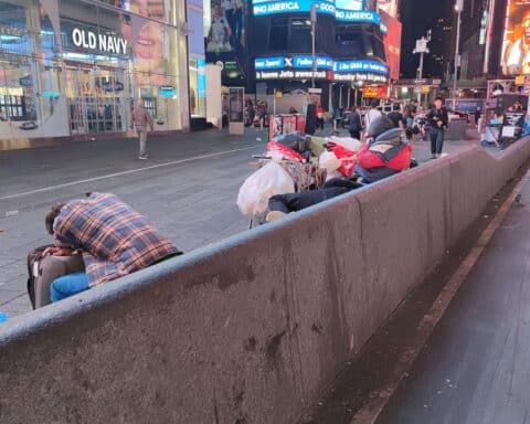 Obdachlose am Times Square, spiegeln soziale Herausforderungen und Auswirkungen der steigenden Arbeitslosigkeit wider.