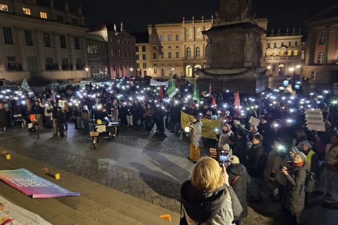 Über 1.000 Menschen demonstrieren in Potsdam gegen Rechtsextremismus