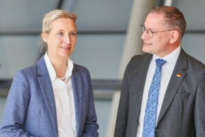 Politiker der AfD präsentieren sich, während die Opposition ihre Unzufriedenheit mit der Regierung ausdrückt.