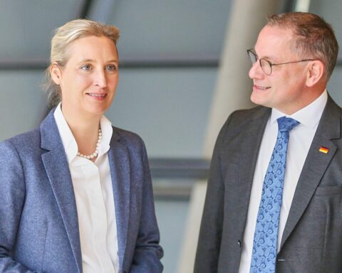 Politiker der AfD präsentieren sich, während die Opposition ihre Unzufriedenheit mit der Regierung ausdrückt.