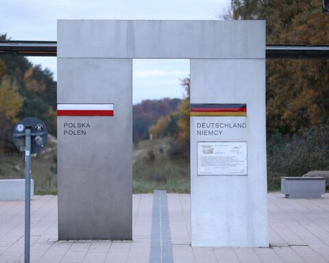 Grenze zwischen Deutschland und Polen, symbolisiert emotionale Distanz und divergierende Ansichten beider Länder.