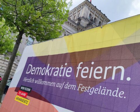 Bürgerfest mit Menschen, die für Demokratie und Grundrechte stehen, symbolisiert Vertrauen in demokratische Werte.