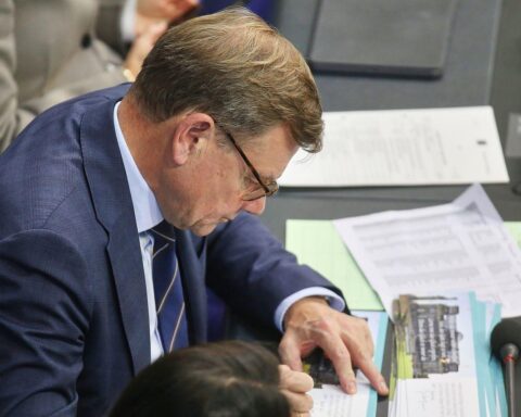 Johann Wadephul präsentiert sich in Berlin, symbolisiert tumultuöse politische Meinungen und sinkende Zufriedenheit.