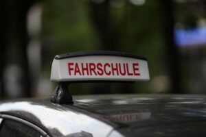 Sachsen startet Initiative für modernere Fahrschulausbildung Fahrschüler üben Fahrtechniken, unter Anleitung eines Fahrlehrers in einem Fahrzeug.